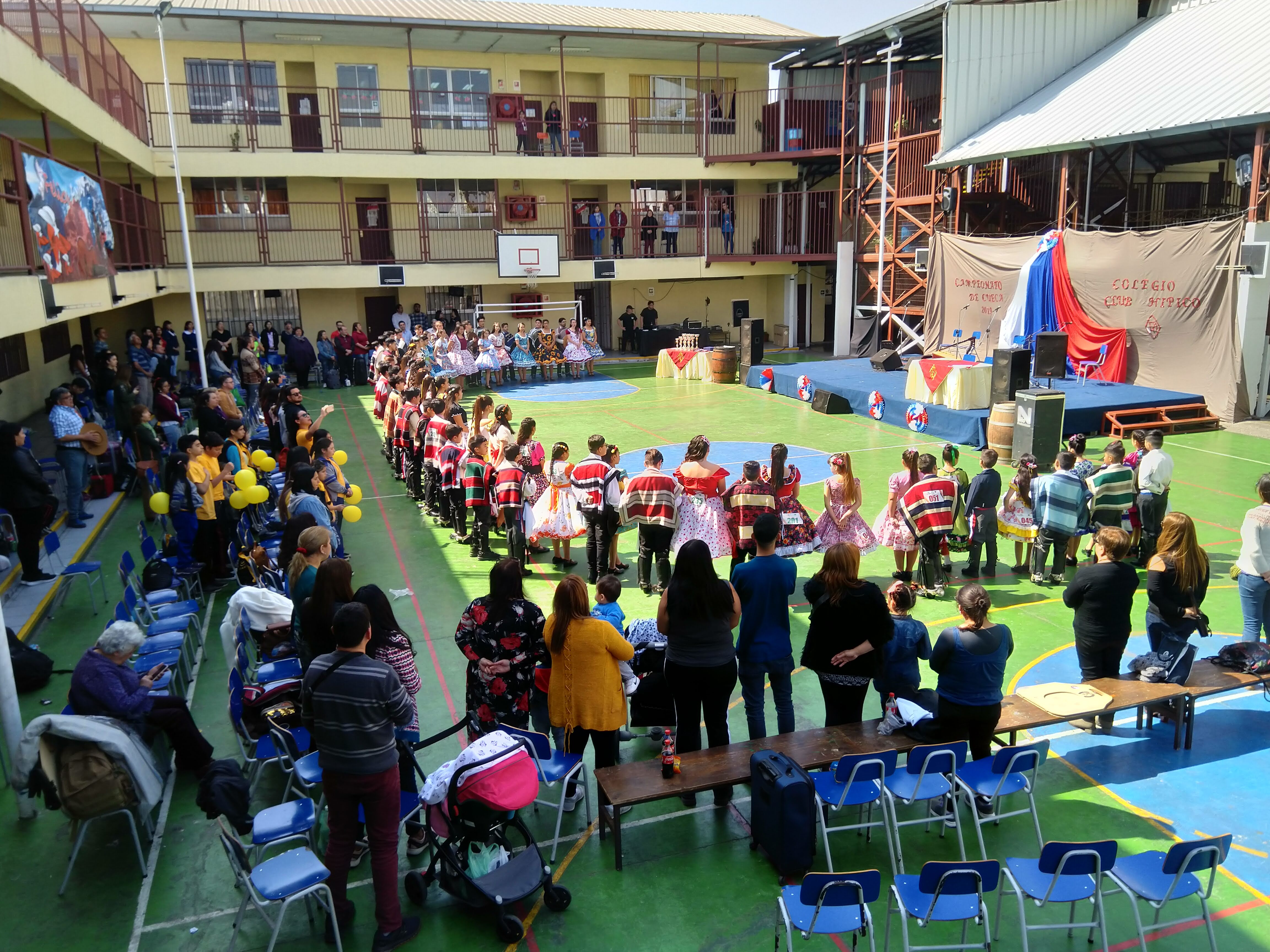 Campeonato de cueca en el patio del colegio