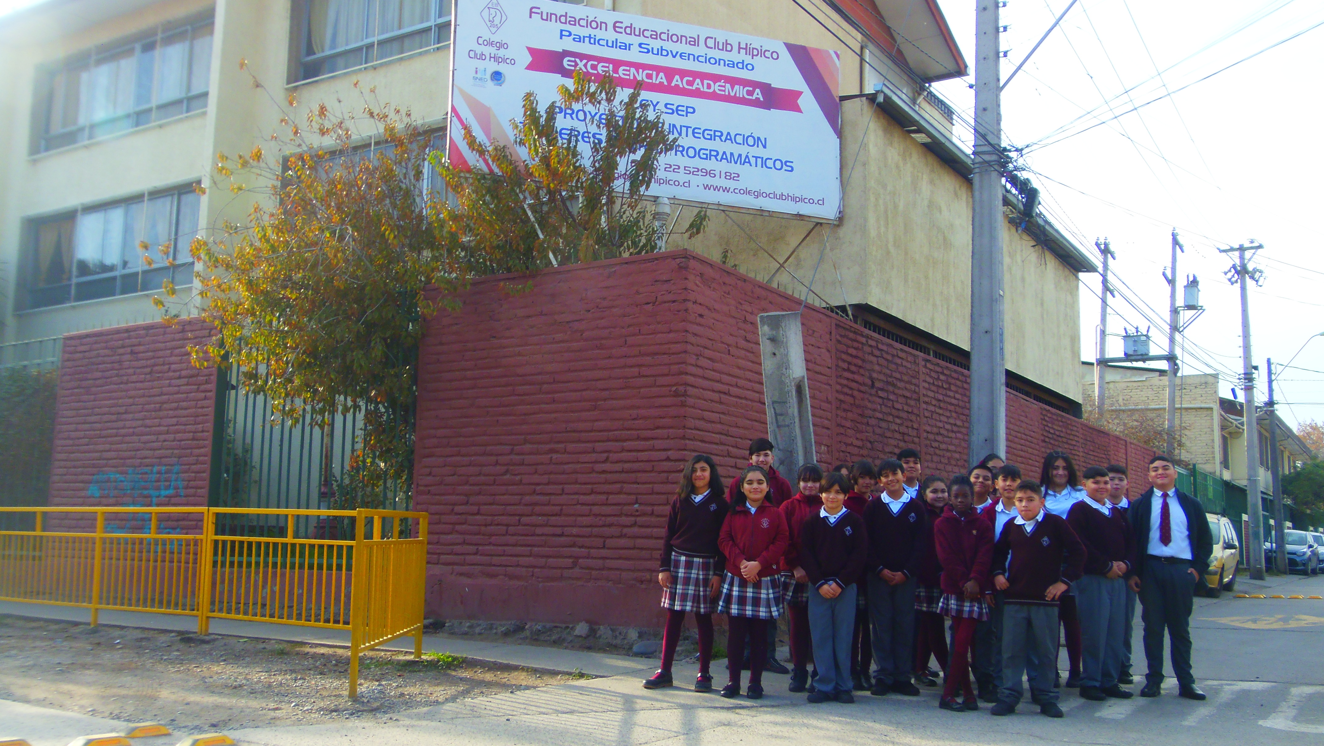 Estudiantes frente al Colegio Club Hípico El Bosque