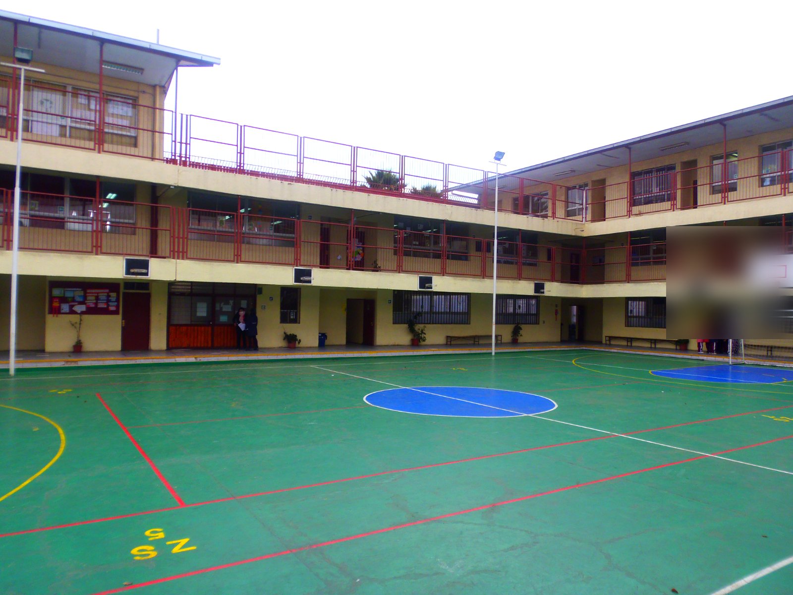 Patio y multicancha del Colegio Club Hípico El Bosque