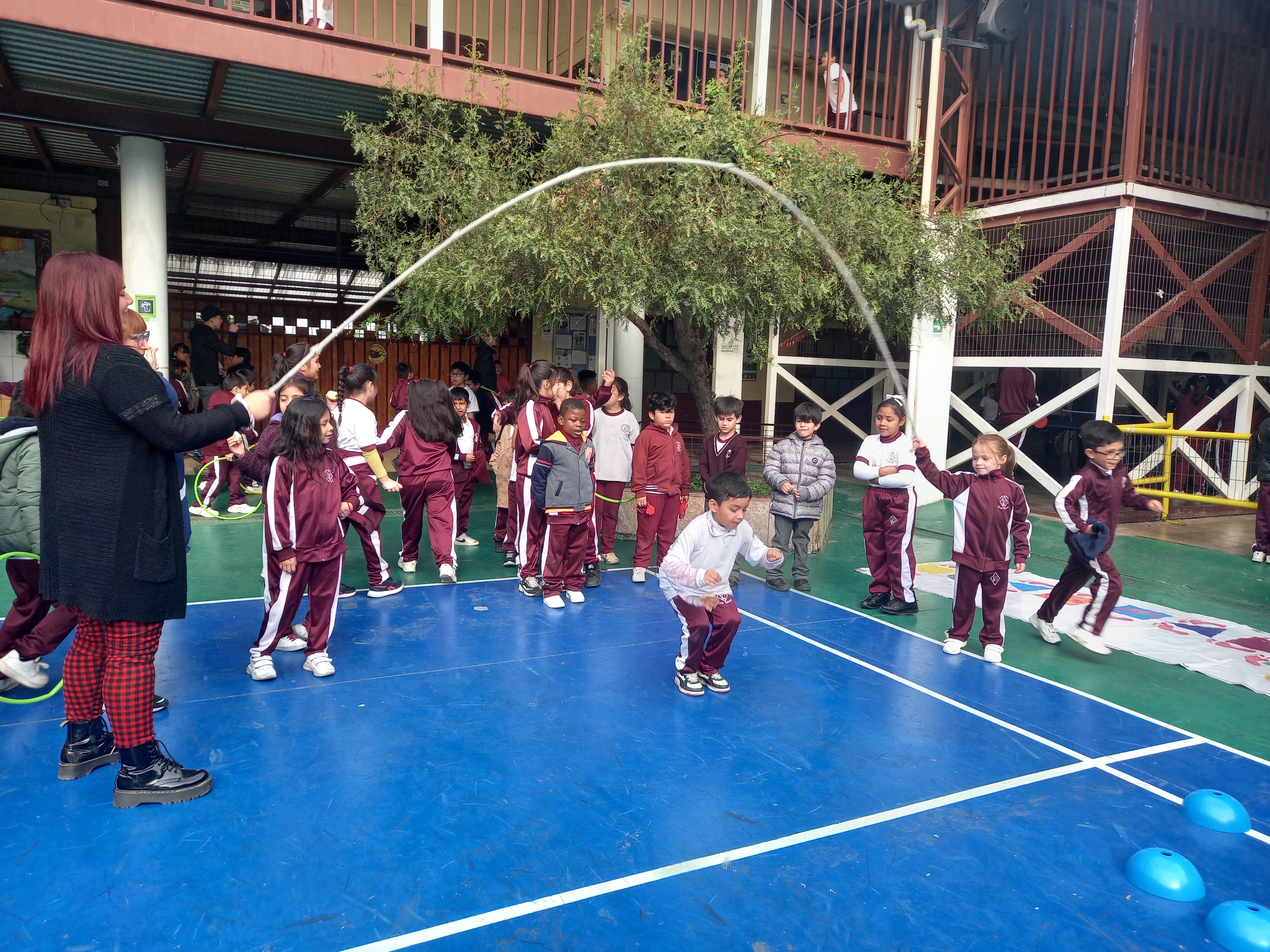 Niños jugando en el recreo del colegio